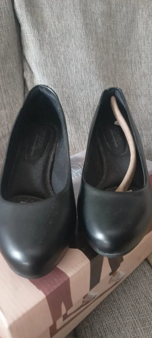Elegantes zapatos de taco alto negros, ideales para complementar cualquier atuendo formal o de fiesta. Diseño clásico y versátil, perfectos para eventos especiales o para darle un toque sofisticado a tu look diario.