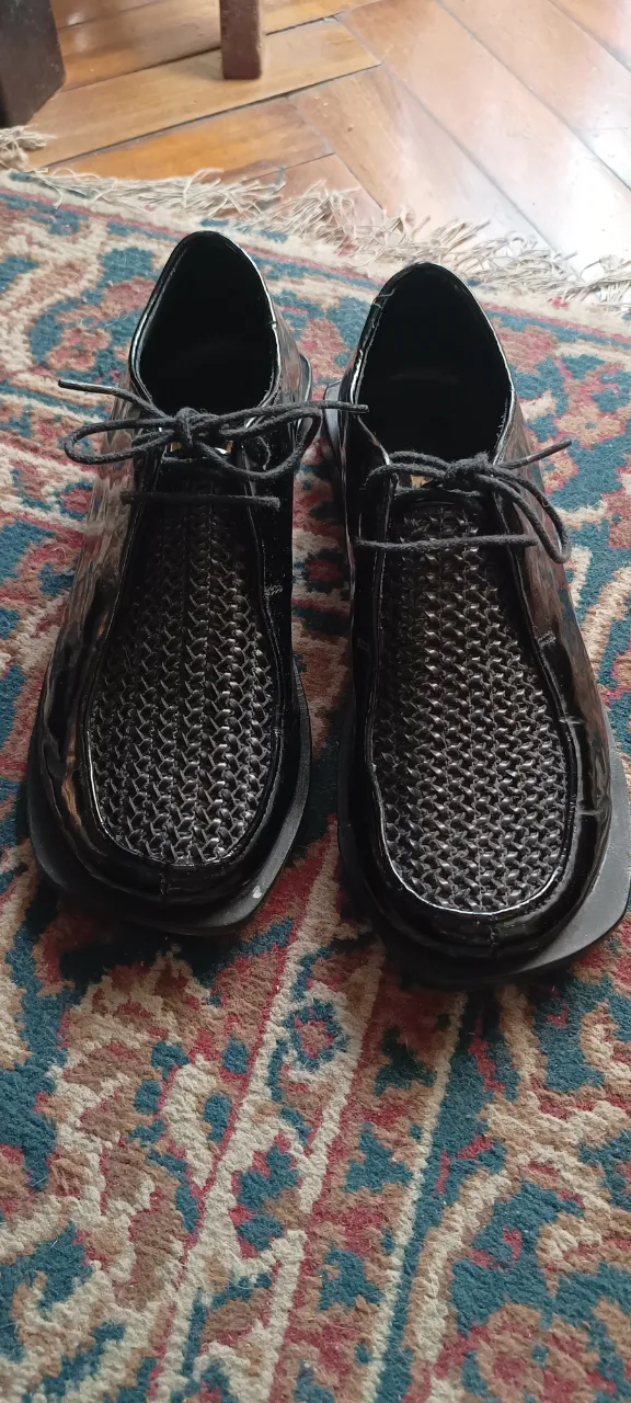 Zapatos de charol negros con cordones y detalle de rejilla en la puntera. Suela gruesa y diseño moderno. Marca Mishka, talle 36.