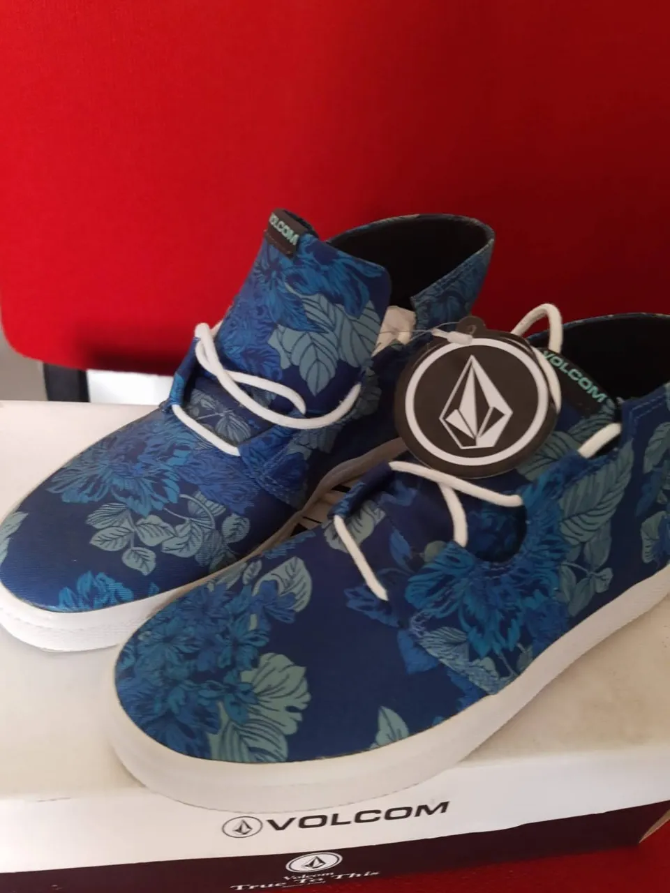 Zapatillas Volcom de hombre con estampado floral en tonos azules y suela blanca. Ideales para un look casual y moderno.