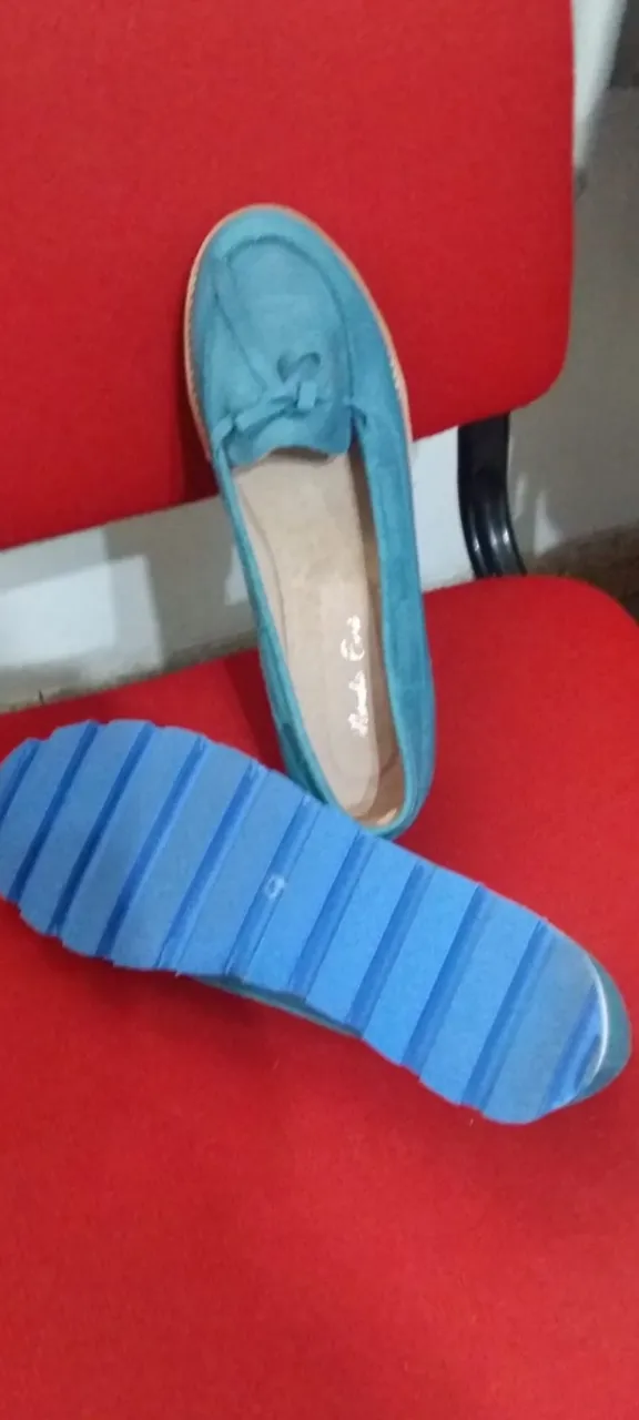Mocasines náuticos de gamuza celeste para mujer, ideales para un look casual y cómodo. Su diseño clásico y color vibrante los hacen perfectos para cualquier ocasión.