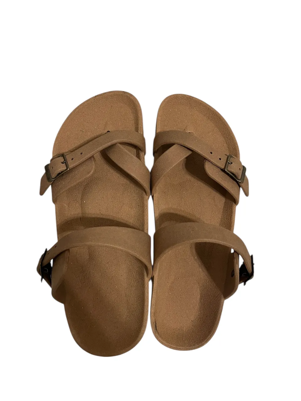 Sandalias talle 39/40.  Son cómodas de tiras cruzadas con hebillas ajustables. Ideales para el día a día y para disfrutar del buen tiempo.