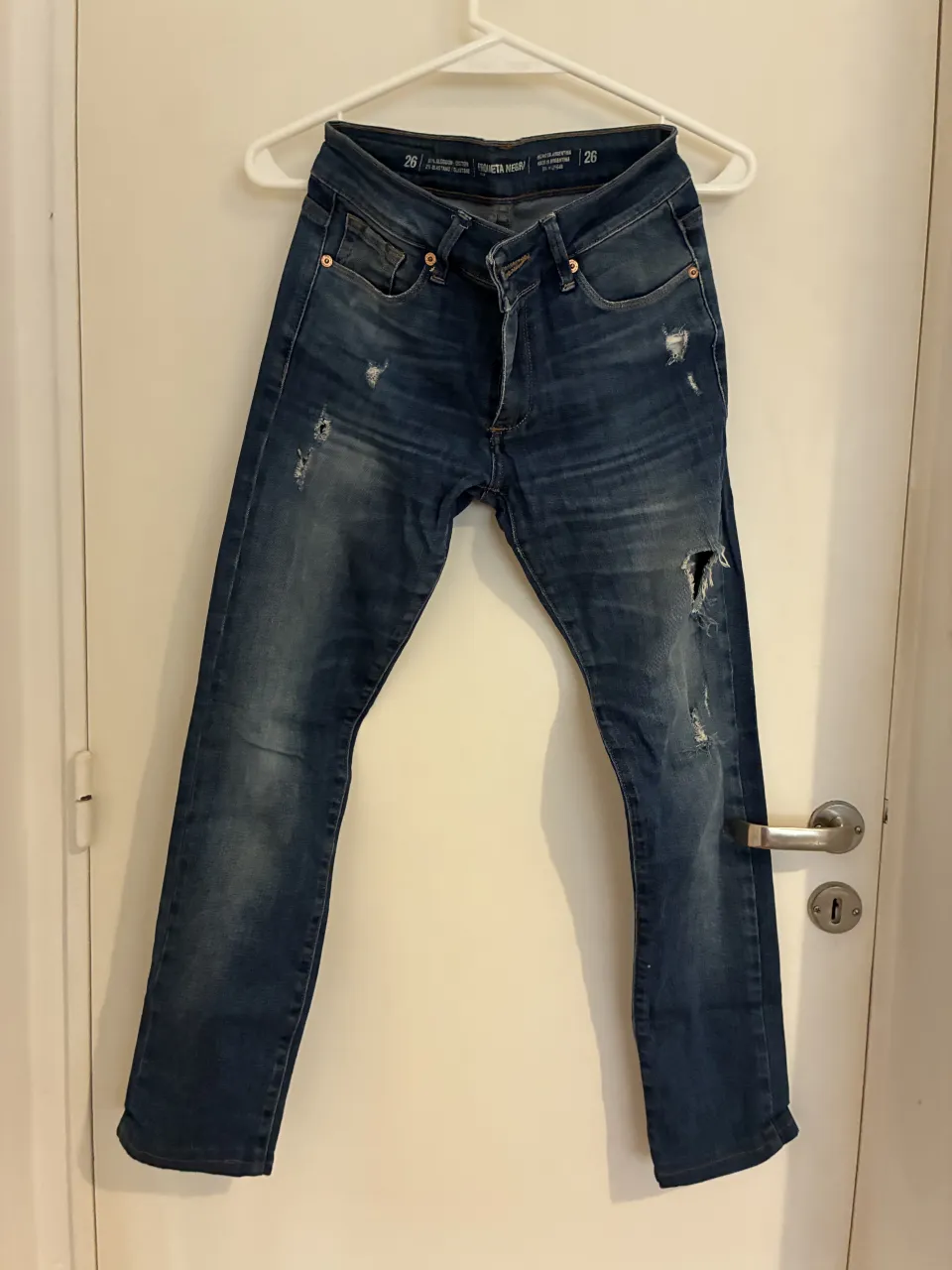 Jeans de corte recto con roturas y efecto desgastado. Un clásico que no puede faltar en tu guardarropa, ideal para un look canchero y moderno.