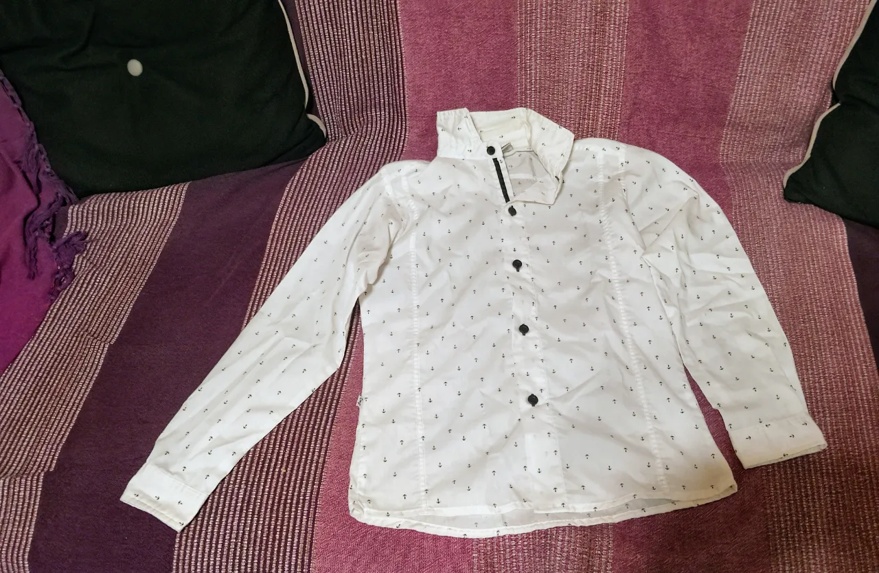 Camisa blanca de manga larga con estampa de anclas negras. Posee botones negros al frente y cuello. NUEVA 