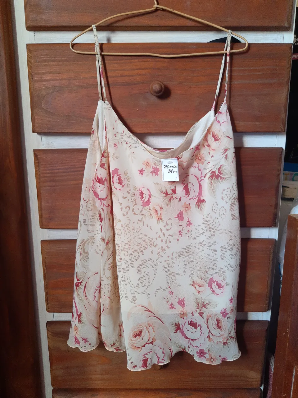 Musculosa de seda estampada con flores rosas y detalles de encaje. 
Talle 3/ M NUEVA !! medidas: 47cm Largo, 40cm ancho. 