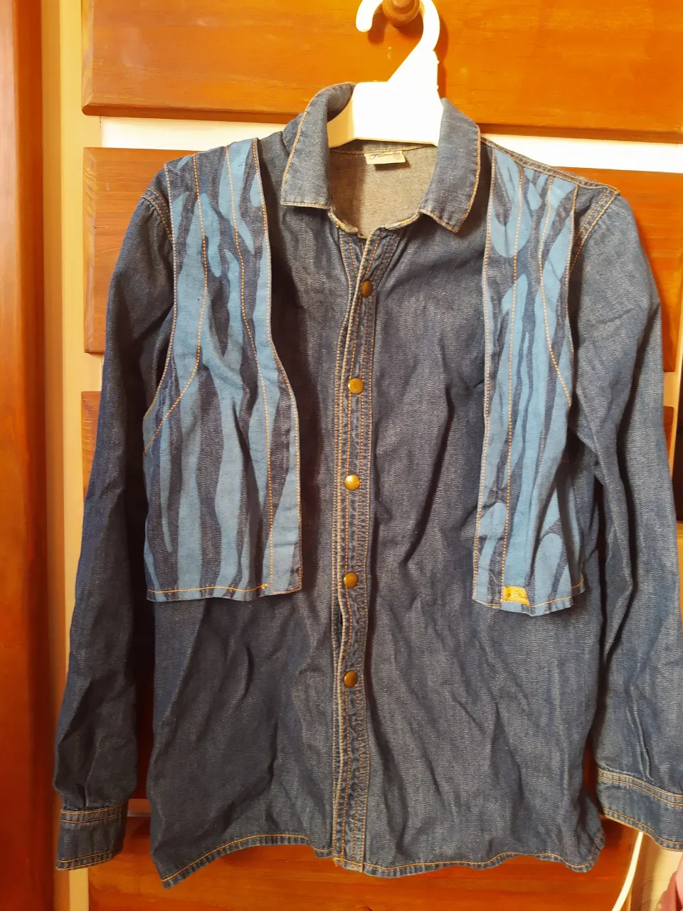 Camisa de jean azul con detalles estampados en los delanteros. Posee botones dorados en el frente y puños.
Campera de jean vintage marca fanita  talle 12-14; industria arg. medidas: largo49cm, ancho 39cm.