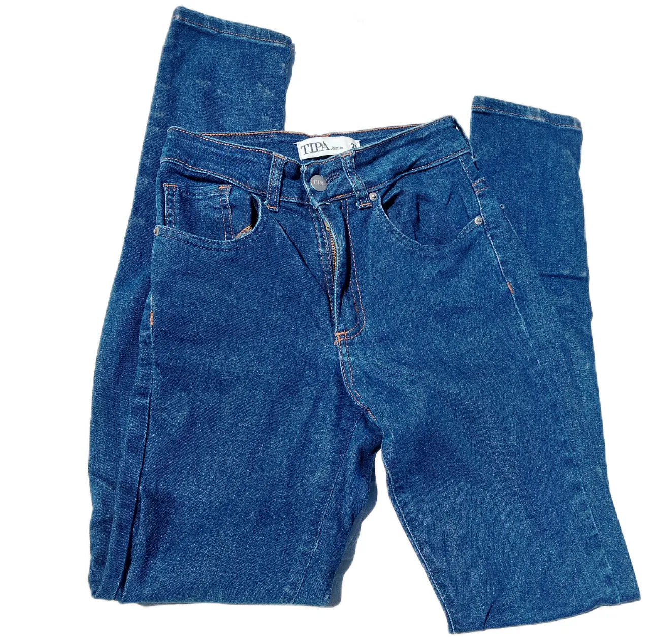 Jean TIPA tiro bajo, color azul oscuro, con detalles de costuras naranjas. Posee bolsillos delanteros y traseros.  como nuevito sin detalles! 
Medidas: 97 cm largo de piernas  , 35 cm ancho de caderas. 