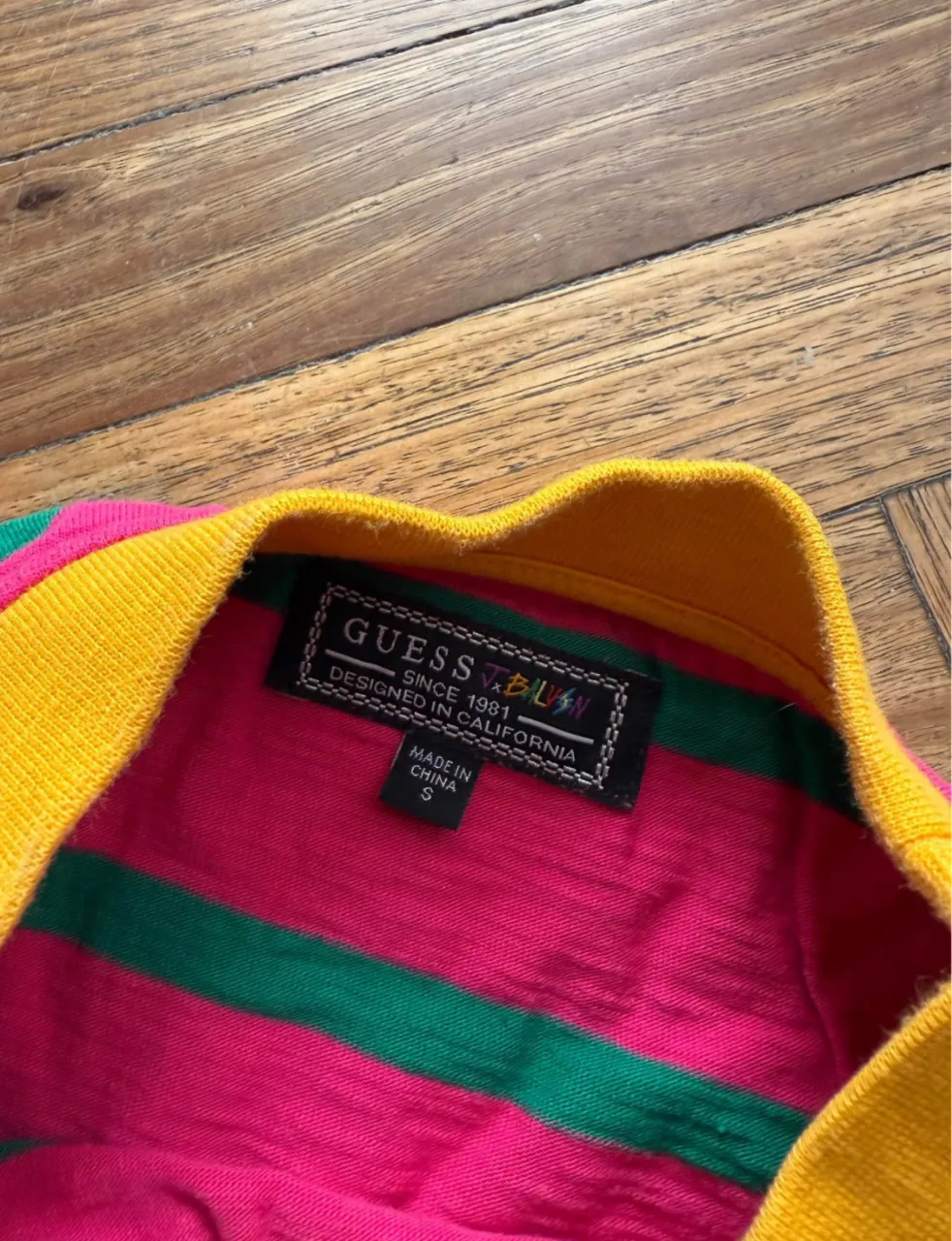 Remera GUESS - Vista 3