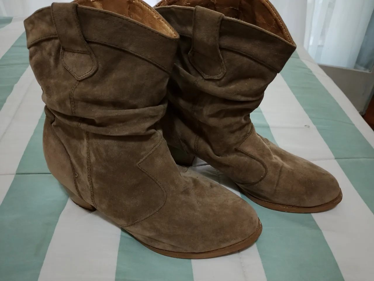 Botas texanas de gamuza color suela. Caña arrugada y taco grueso.