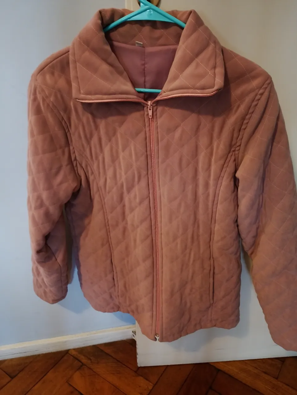 Campera acolchada rosa con cuello mao y cierre al frente. Ideal para un look casual y cómodo.