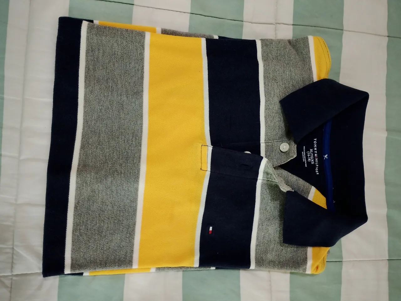 Remera polo a rayas multicolor, ideal para un look casual y moderno. Perfecta para el día a día o para salidas informales.