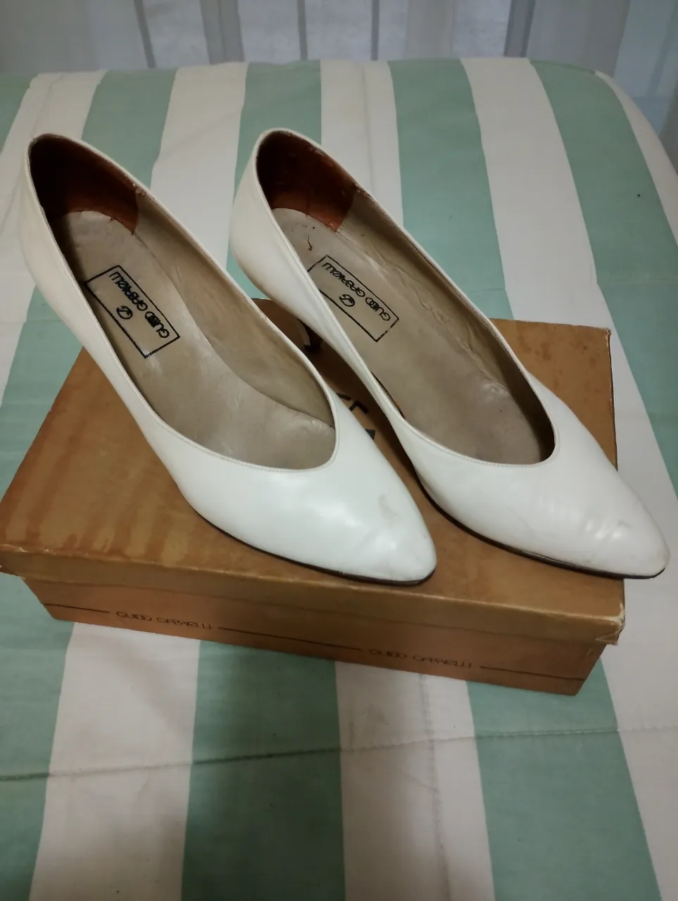 Zapatos de taco blancos, estilo clásico y elegante. Perfectos para complementar un look formal o para el día a día si buscas un toque sofisticado. Ideales para eventos o para la oficina.