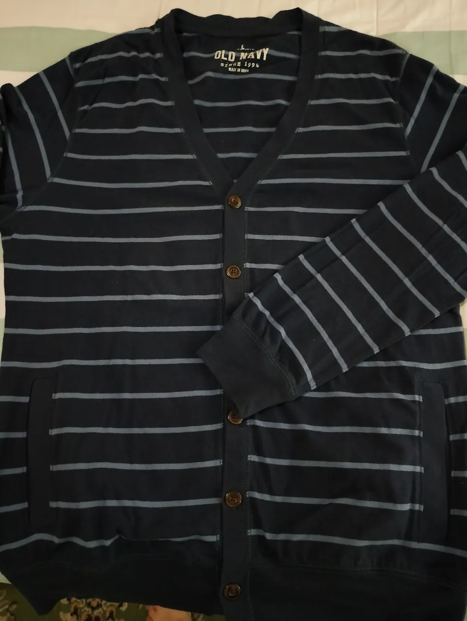 Cardigan de algodón a rayas, con botones al frente y bolsillos. Ideal para un look casual y cómodo.