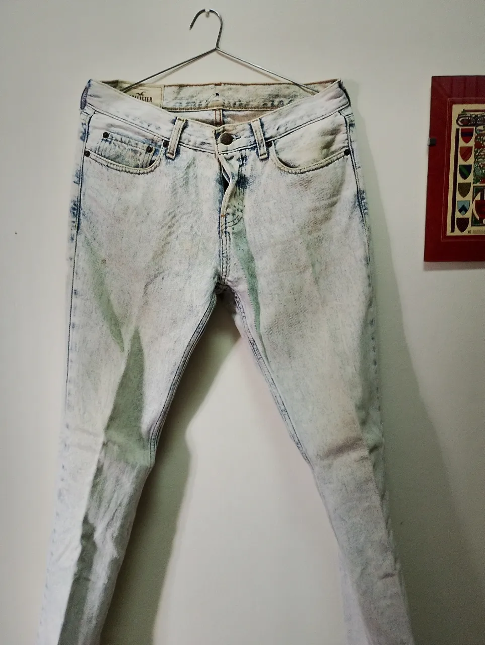 Jeans de tiro medio con lavado súper desgastado y efecto marmoleado. Un clásico que no puede faltar en tu guardarropa.