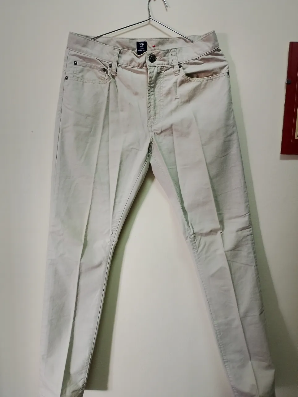 Pantalón de gabardina color crudo, corte slim fit. Ideal para un look casual y moderno, perfecto para el día a día o salidas informales. Combina fácilmente con remeras, camisas o buzos.