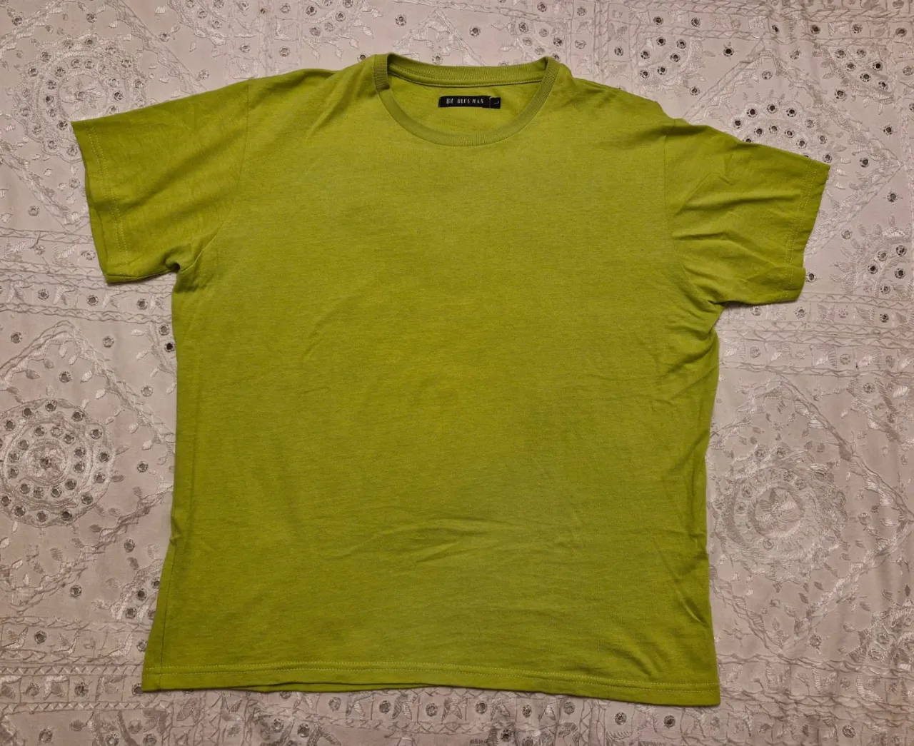 Remera de manga corta, color verde lima, con cuello redondo. Perfecta para un look casual y cómodo.