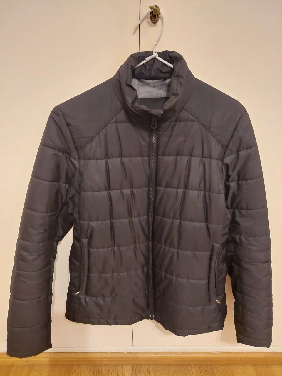 Campera acolchada negra con cuello mao. Ideal para el frío, súper cómoda y canchera. Perfecta para el día a día.