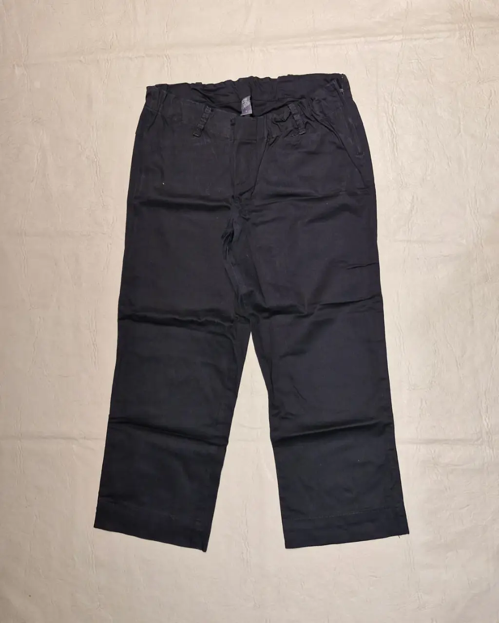 Pantalón negro premama, de corte capri. con elástico regulable en cintura. Ideal para un look casual y versátil. Confeccionado en tela resistente y cómoda, perfecto para el día a día.