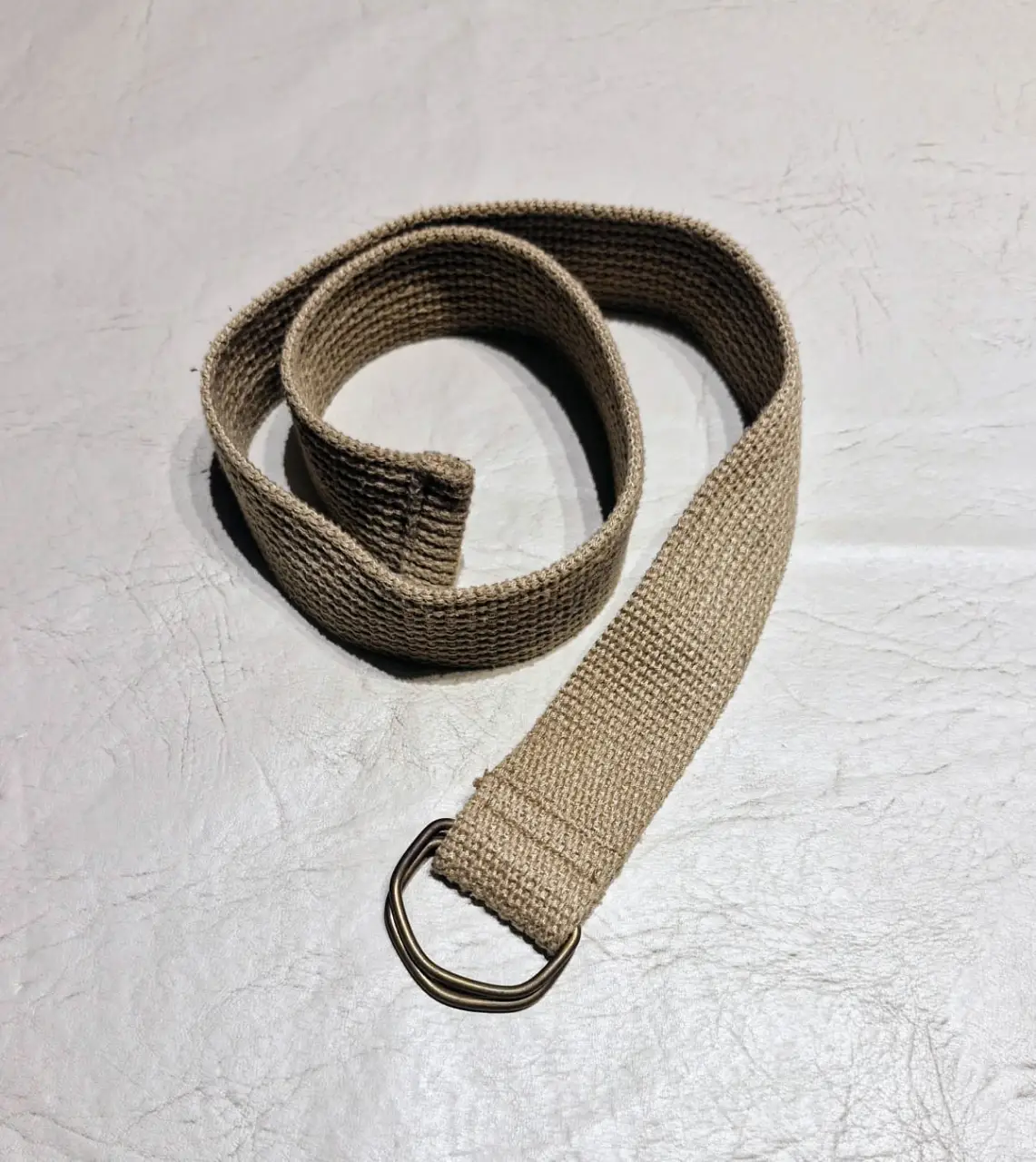 Cinturón para niño de tela en color beige con hebilla metálica. 72 cm. de largo. Ideal para un look casual y versátil.