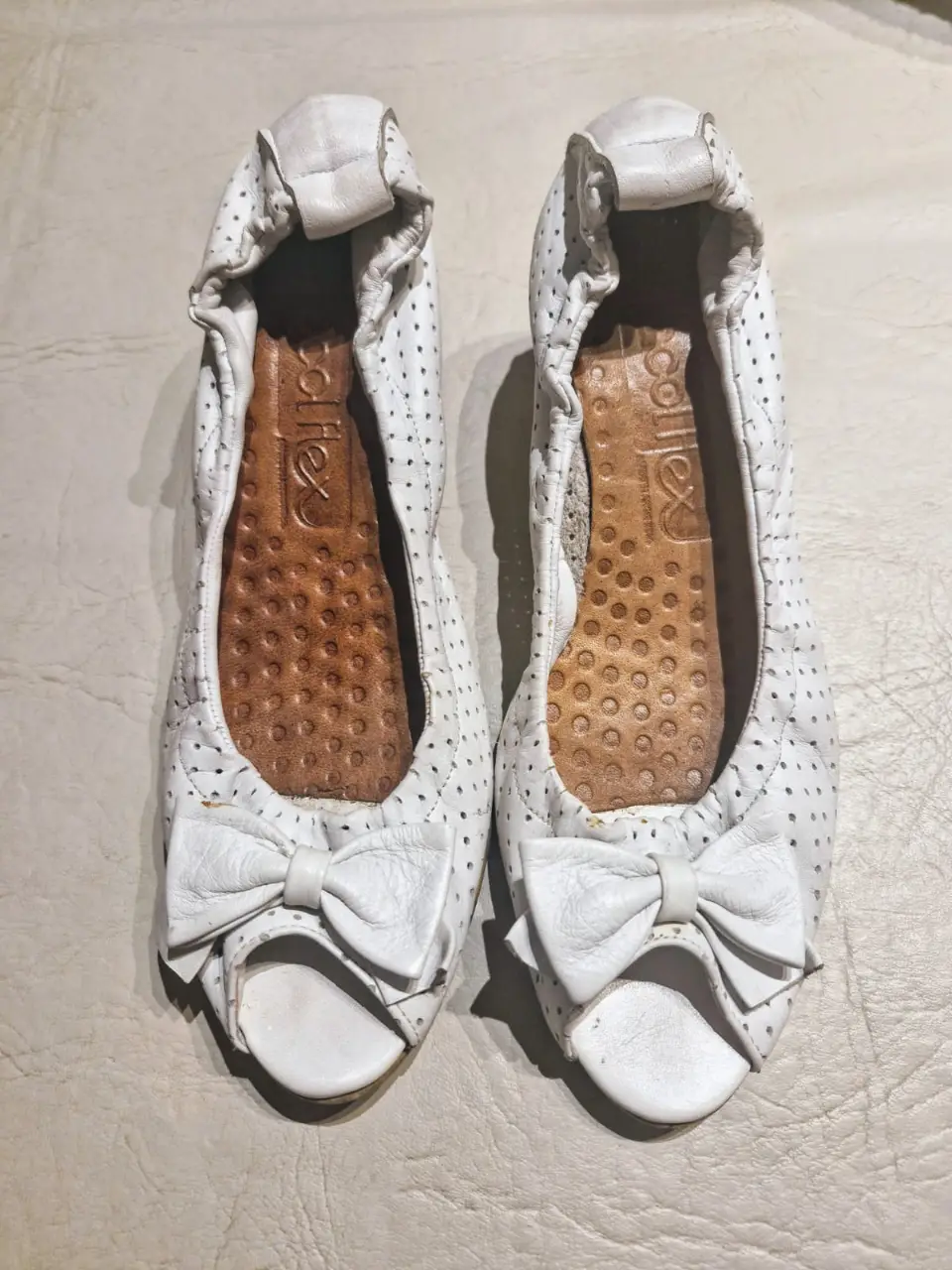 Zapatos blancos taco chino con puntera boca de pez,  moño y calado pequeño. Ideales para un look casual y cómodo. Perfectas para el verano.