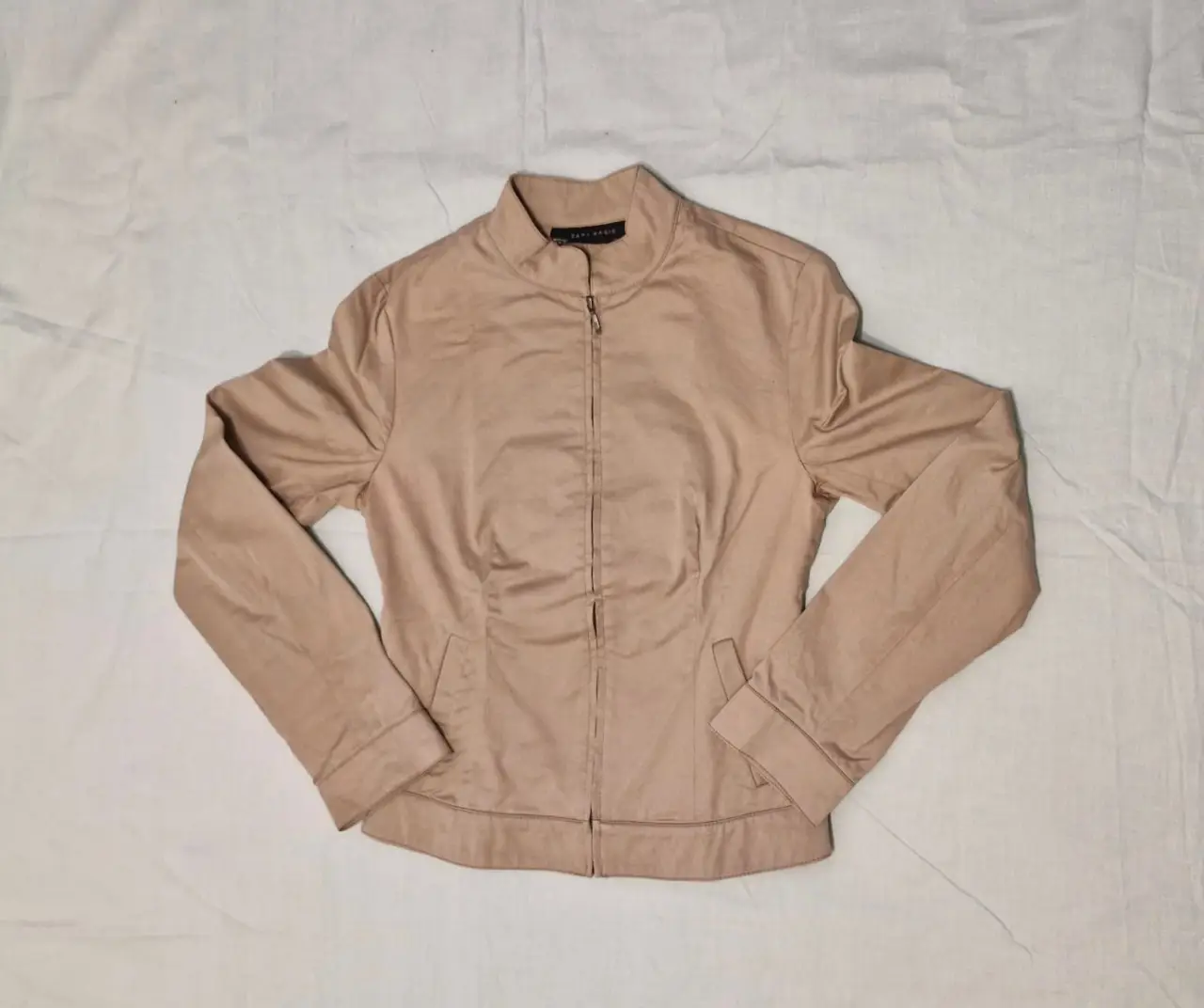 Chaqueta de mujer Zara Basic color beige, con cierre y bolsillos. Ideal para un look elegante y versátil.
