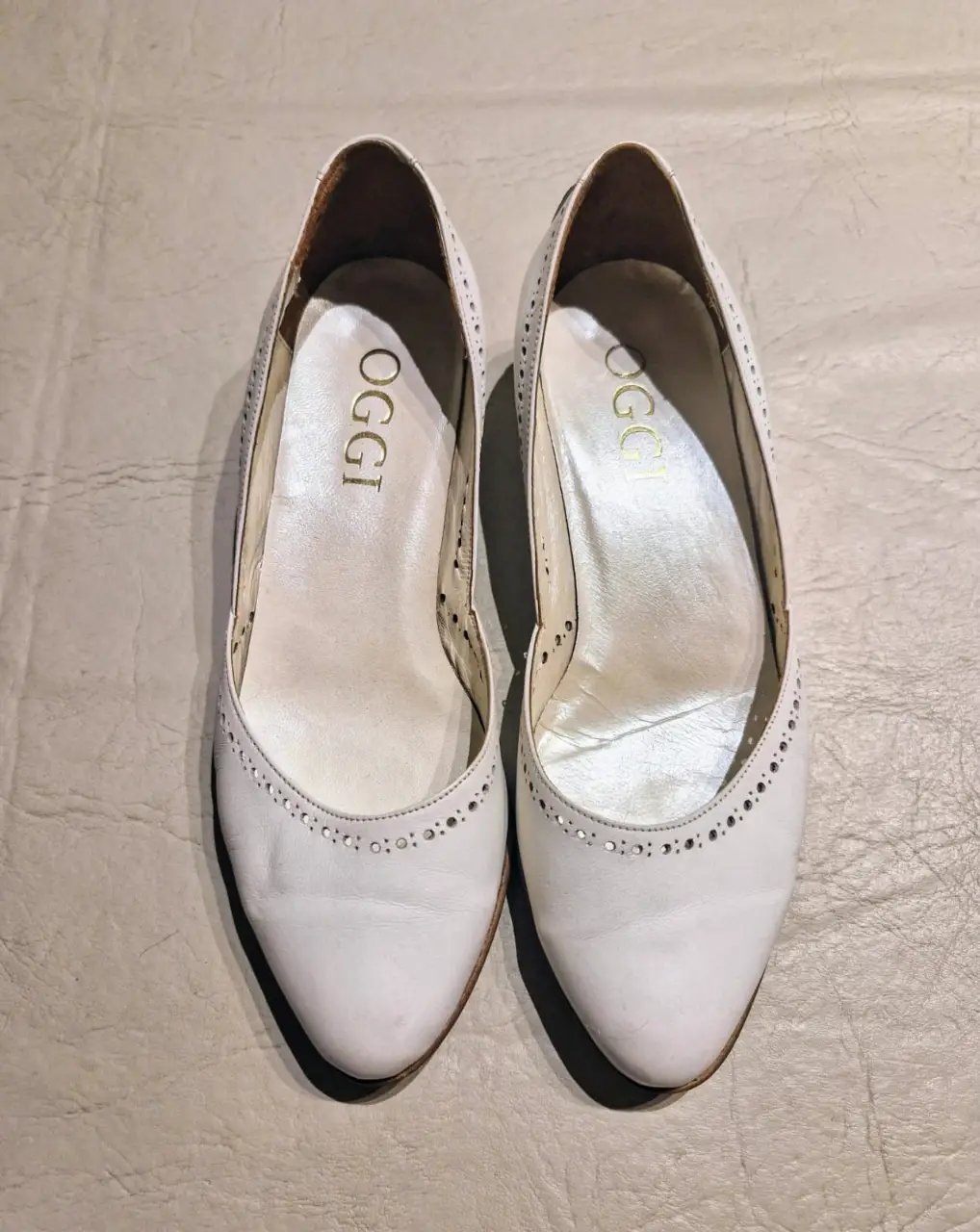 Zapatos blancos de mujer, estilo vintage, con detalles perforados. Ideales pars casamiento o eventos formales o para darle un toque elegante a tu look.