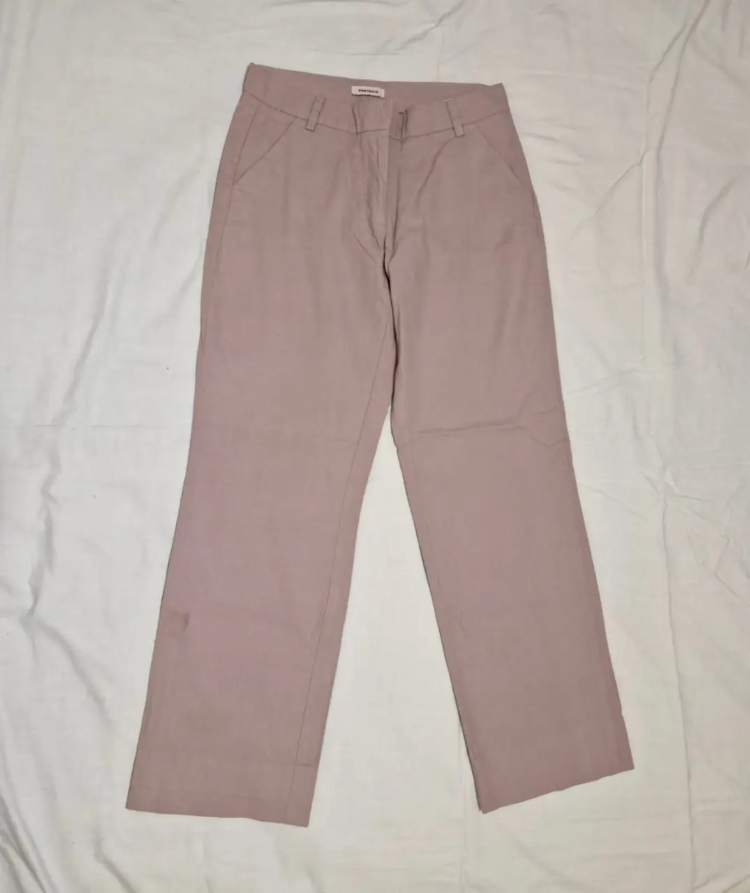 Pantalón sastrero de mujer de verano, color gris (en dos tonos, con rayas muy finitas), tiro medio, corte recto. Ideal para un look elegante y cómodo.
