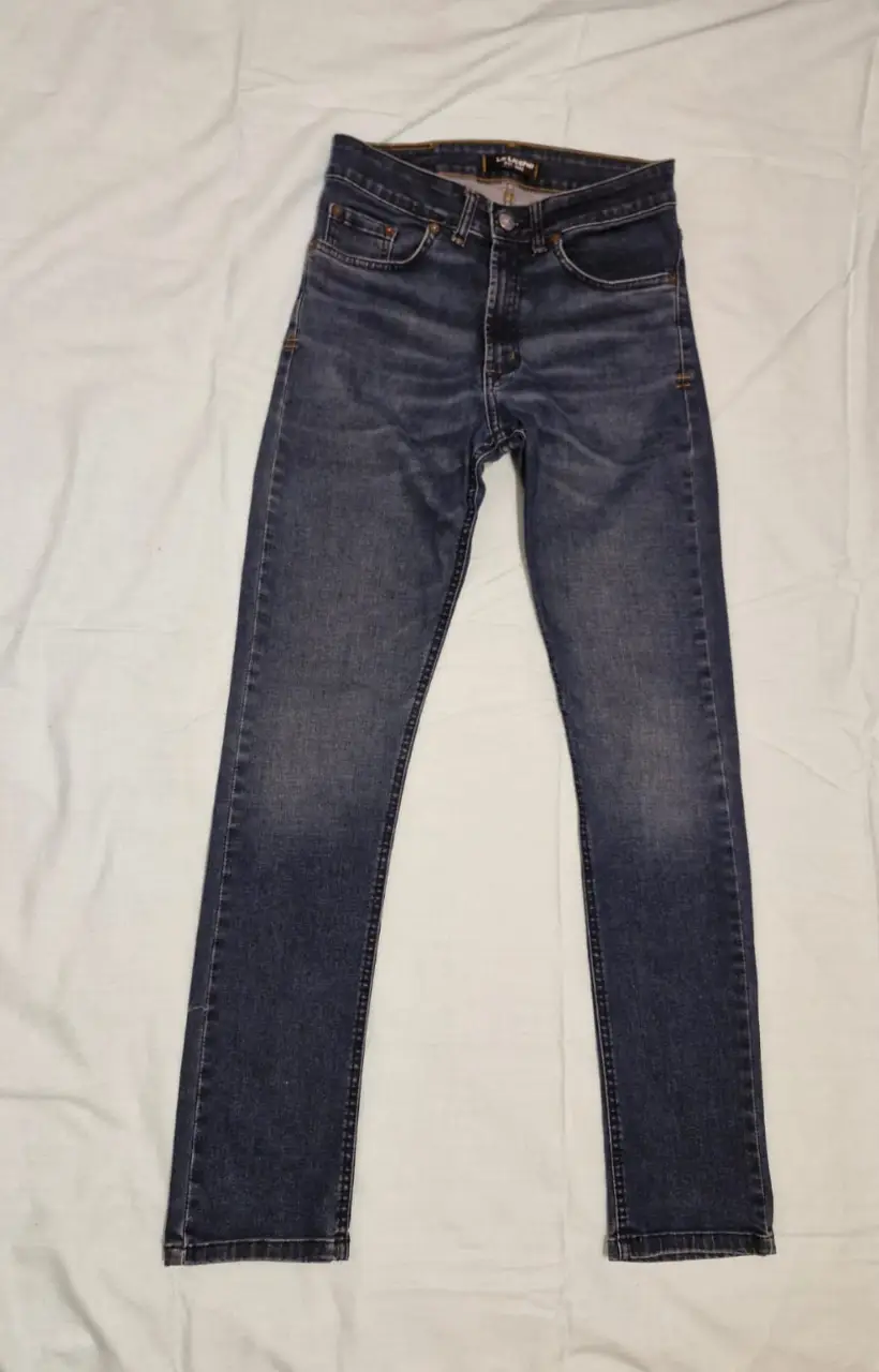 Jeans rectos de hombre (tipo chupin), color azul oscuro con efecto gastado. Un clásico para cualquier ocasión, ideal para un look casual y cómodo.