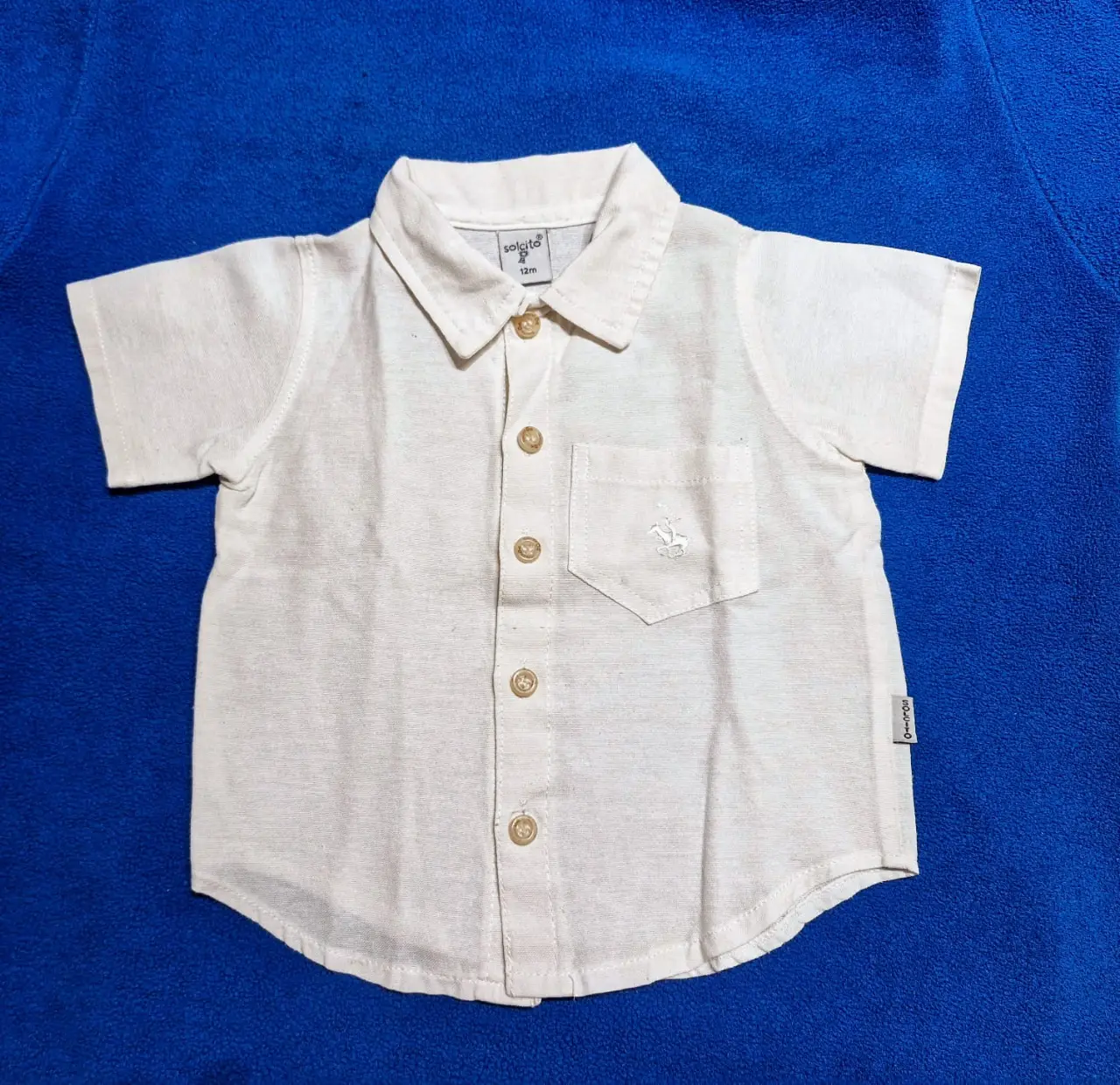 Camisa de lino para bebé, manga corta, con bolsillo y botones. Ideal para un look casual y fresco.