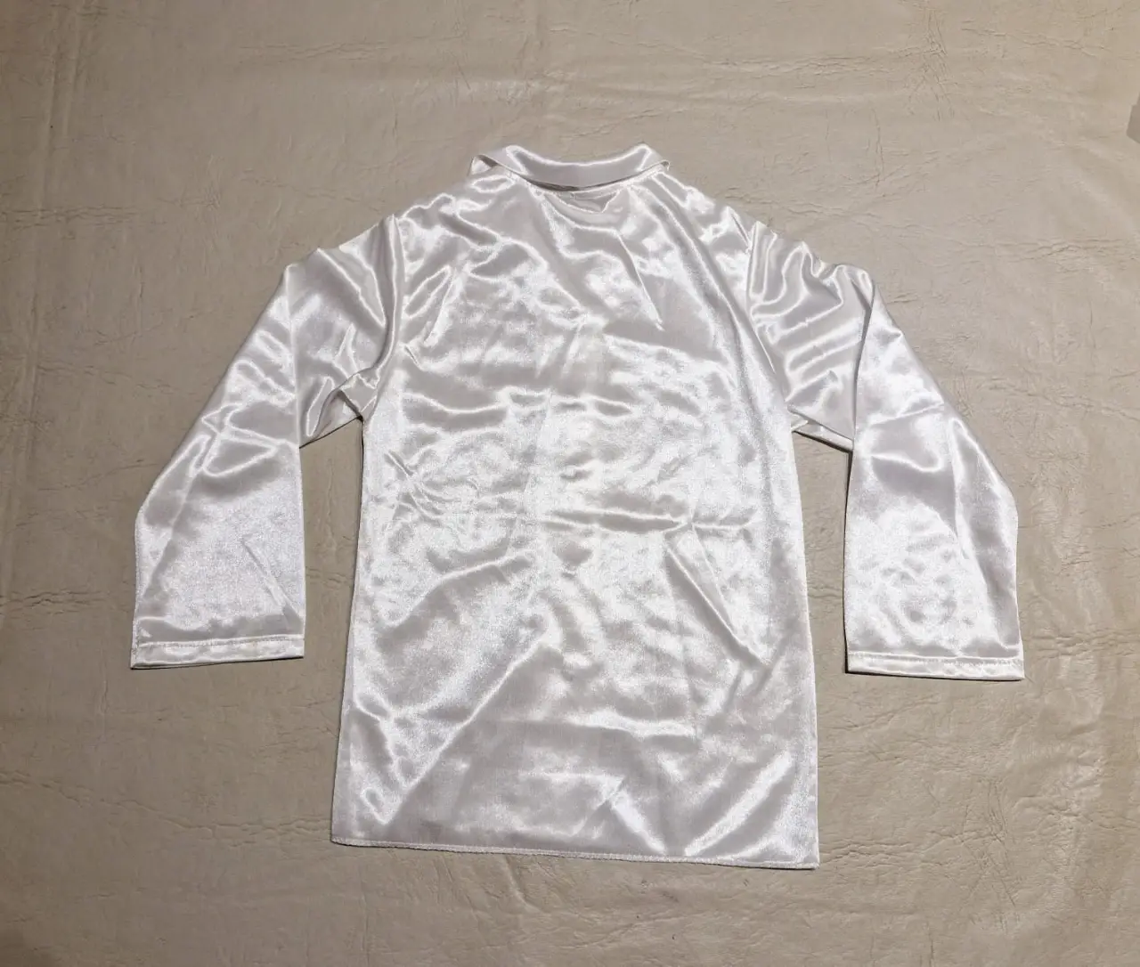 Camisa de manga larga blanca con cuello y botones. Ideal para disfraz o eventos formales..