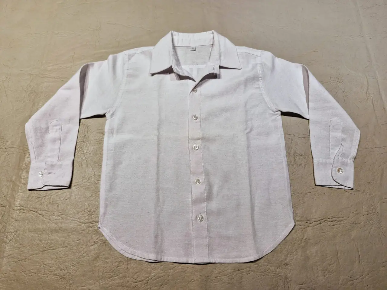 Camisa blanca de manga larga para niño, ideal para eventos formales o para un look casual elegante. Confeccionada en tela suave y cómoda.