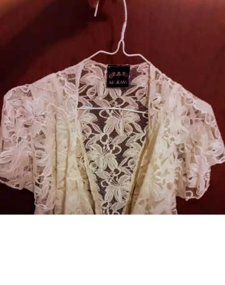 Elegante saquito/ bolero de encaje crudo, ideal para complementar cualquier atuendo. Perfecto para eventos especiales o para darle un toque romántico a tu look diario.
