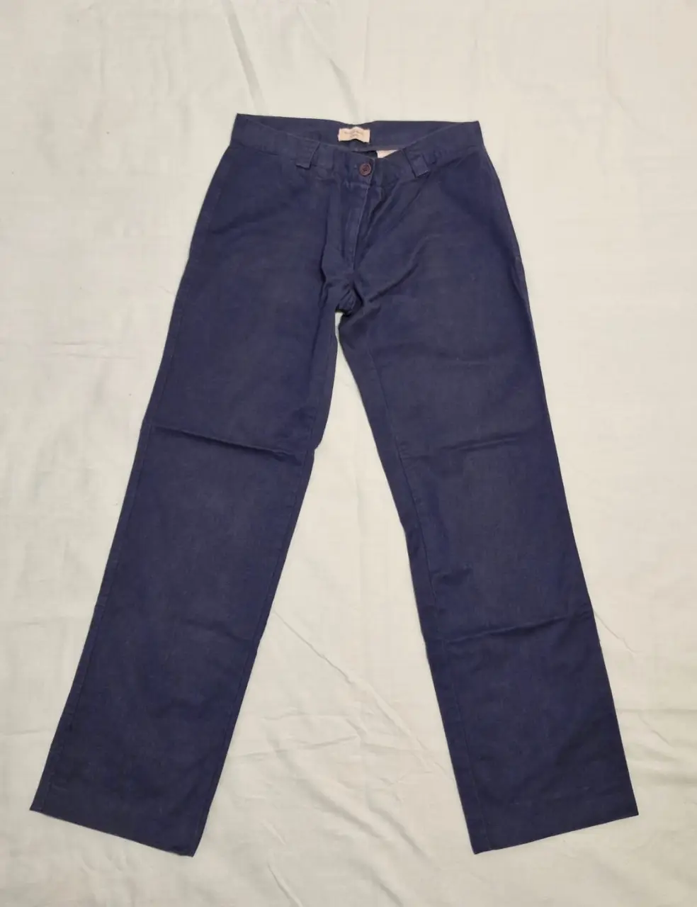 Pantalón recto de color azul de mujer, ideal para un look casual o de trabajo. Confeccionado en algodón, ofrece comodidad y estilo. Perfecto para combinar con camisas o remeras.
