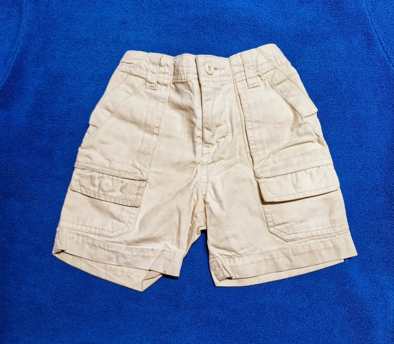 Short de niño color crudo/beige, con bolsillos cargo y cintura elastizada. Ideal para un look casual y cómodo.