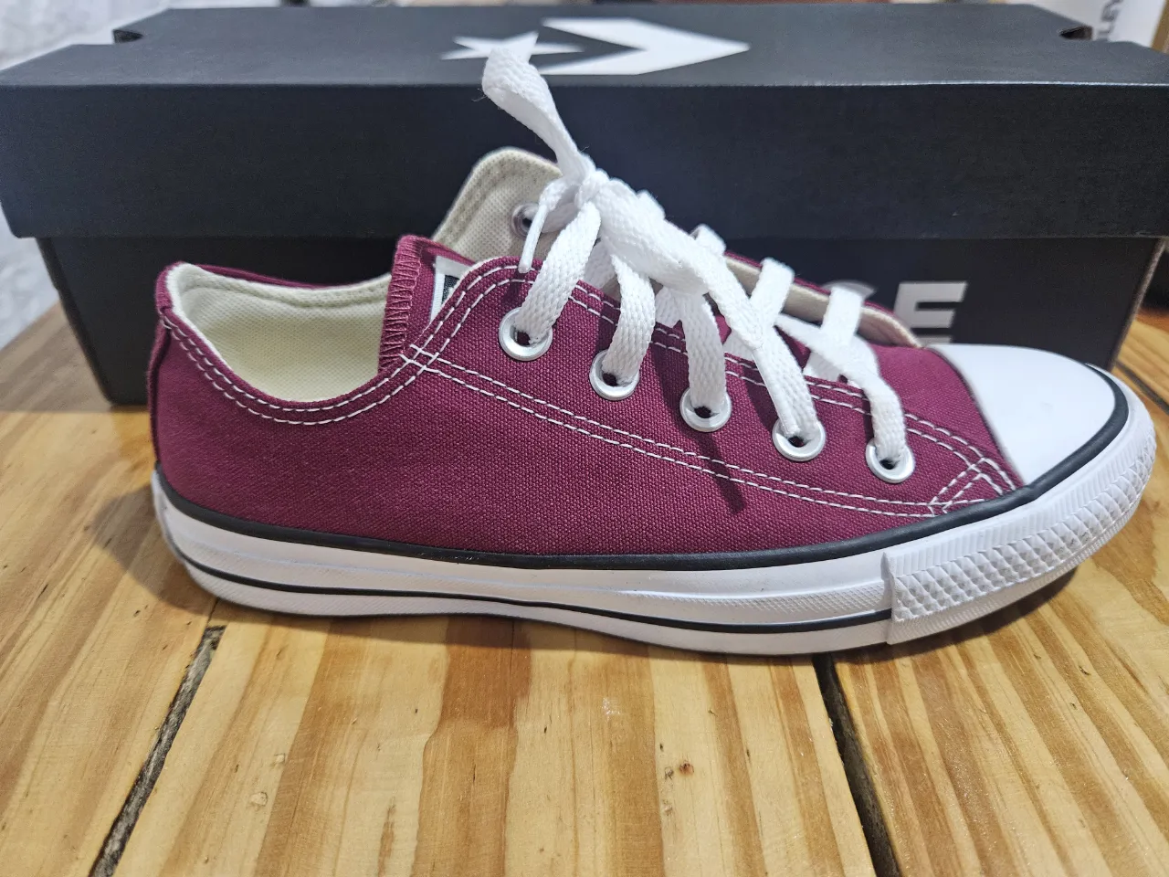 son 36,5. Zapatillas Converse All Star bajas, color bordo, con cordones blancos. Ideales para un look casual y urbano. se usaron para una secion de fotos, sin dettales. originales en caja. por numero. podes ofertar.