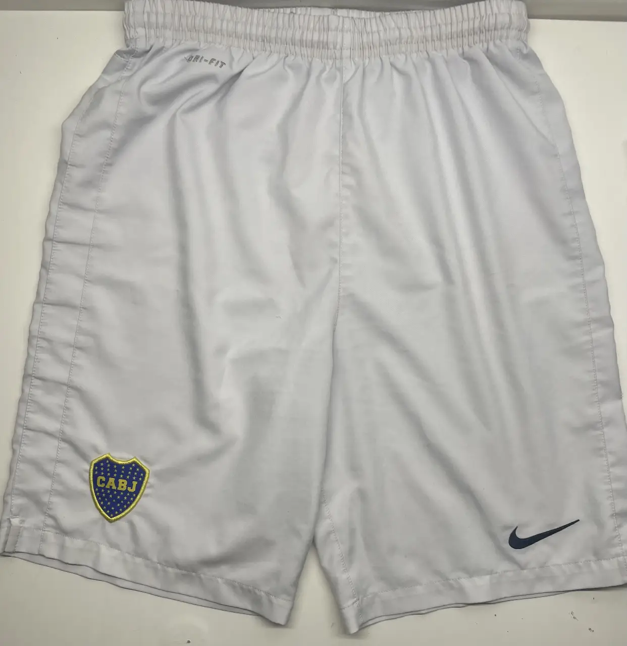 Short deportivo blanco de hombre, con el escudo de Boca Juniors y el logo de Nike. Ideal para entrenar o usar en el día a día.