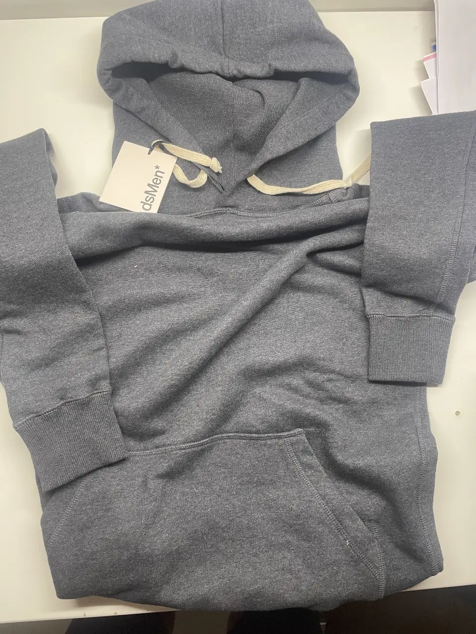 Buzo de hombre dsMen, de color gris, con capucha y bolsillo tipo canguro. Ideal para un look casual y cómodo.