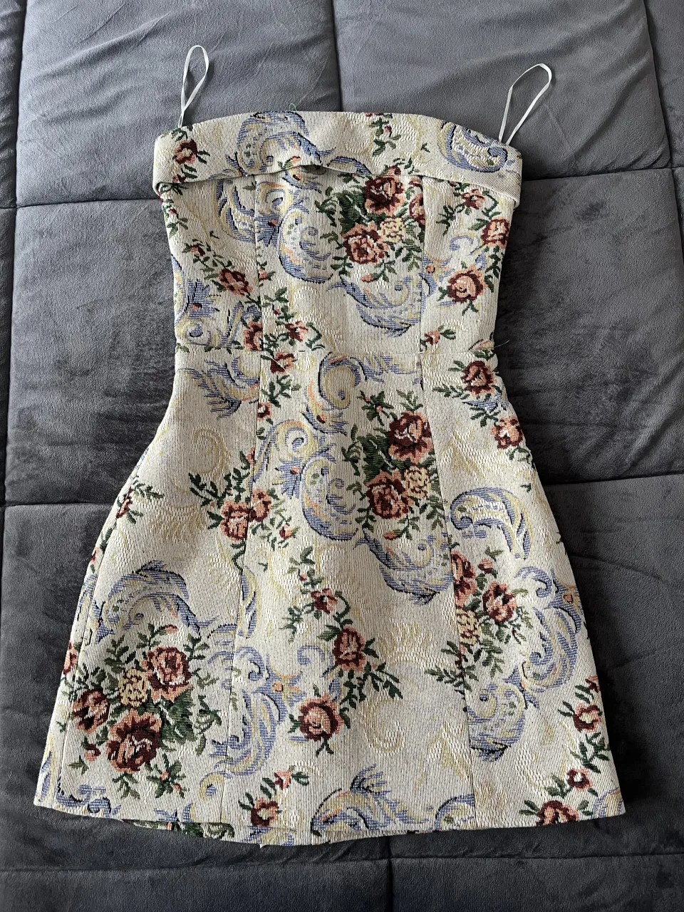 Vestido strapless corto EDIKTED (usa), con estampado floral estilo tapiz y detalles de corset en la espalda. Ideal para eventos o salidas nocturnas.