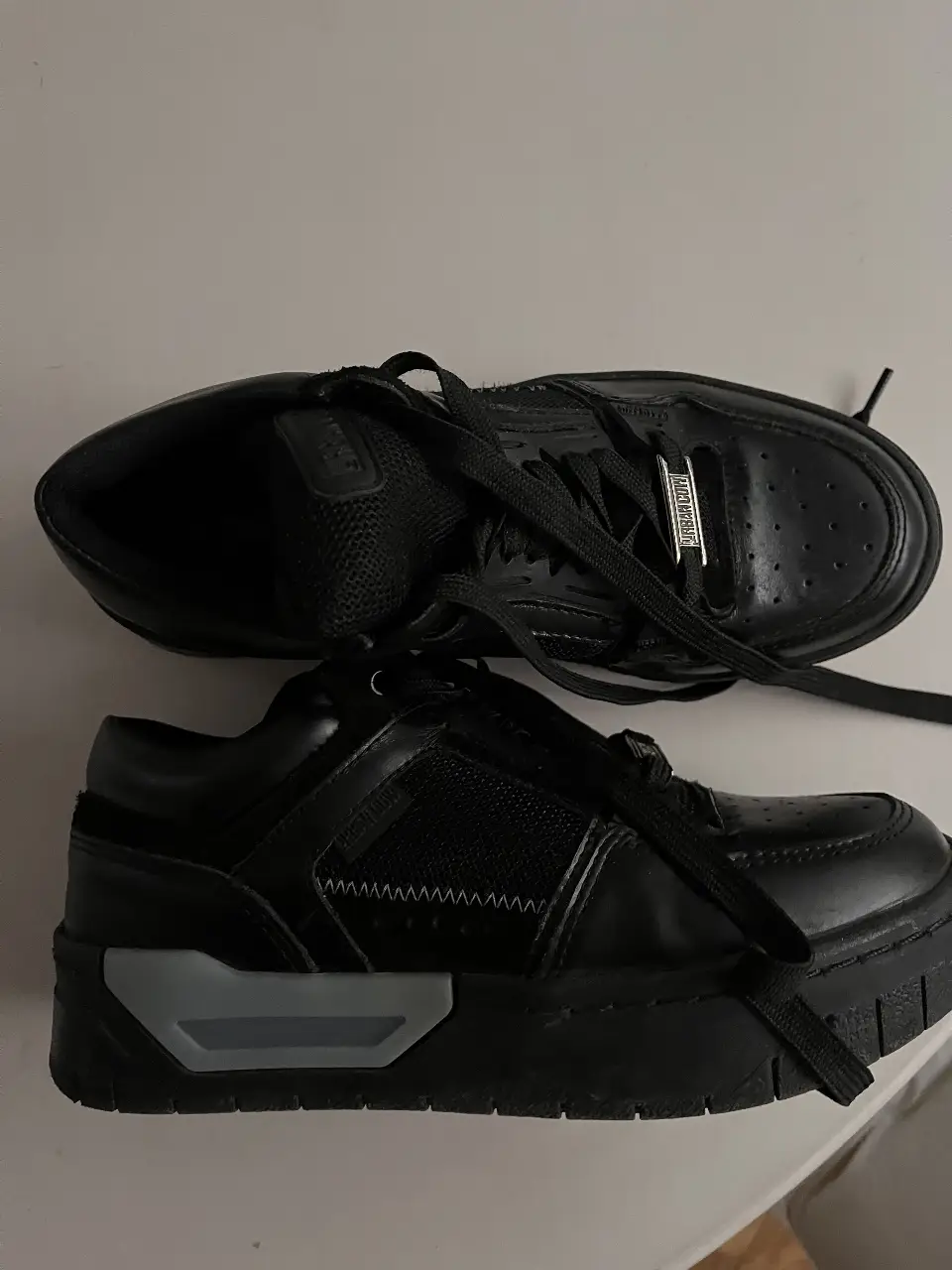 Zapatillas Urban Cow negras, con detalles grises y suela gruesa. Estilo urbano y moderno, ideales para un look casual y canchero.