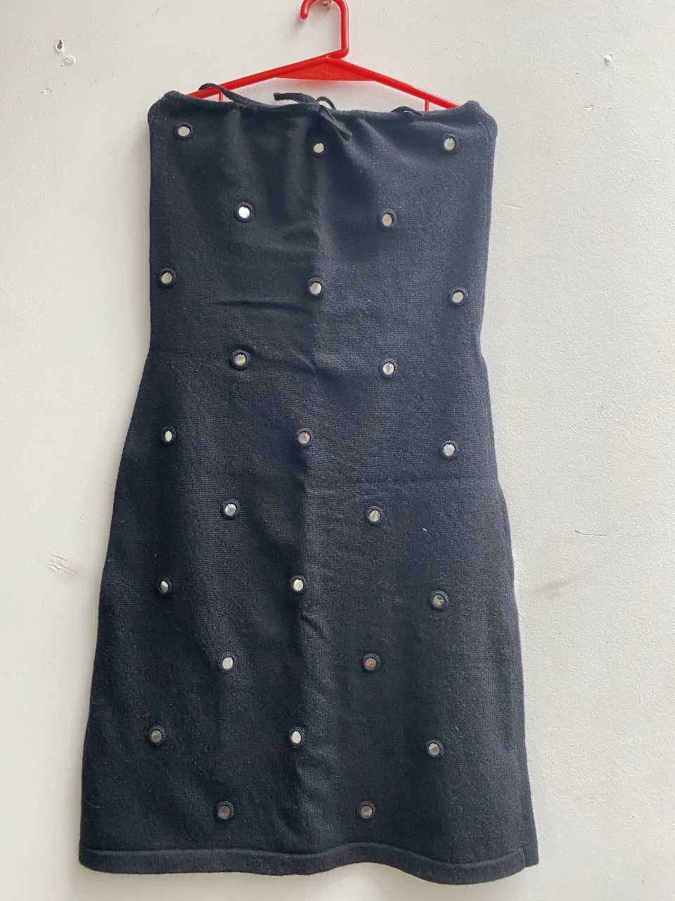 Vestido strapless negro con detalles de espejos. Ideal para fiestas y eventos especiales. Diseño elegante y moderno. es de lana. talle único S/M