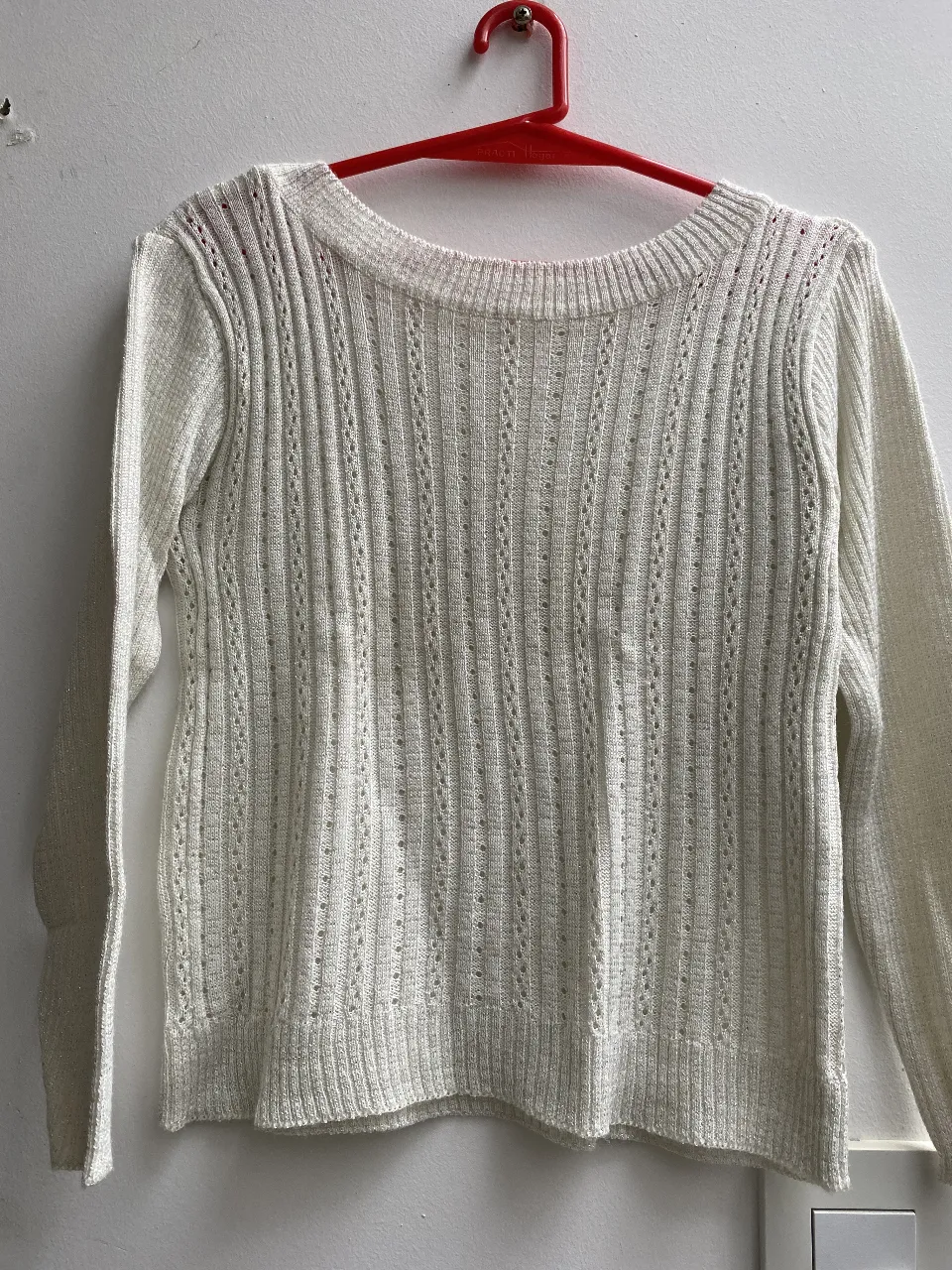 Sweater de mujer blanco con diseño calado y manga larga. Ideal para un look casual y cómodo. Crop, es finito y tiene detalles en hilo plateado. talle s