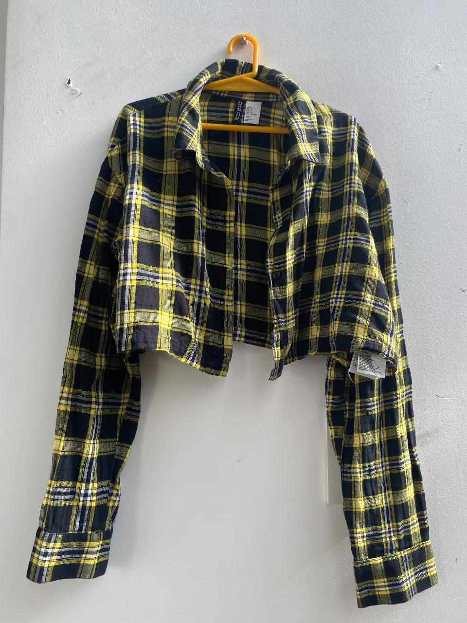 Camisa a cuadros cropped de H&M Divided, con mangas largas y botones. Ideal para un look casual y moderno.