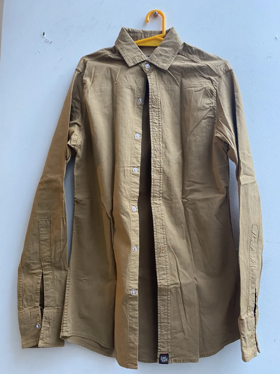 Camisa de mujer marrón, con mangas largas y botones. Ideal para un look casual
