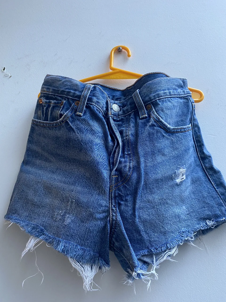 Short de jean de mujer, tiro medio, con roturas y desflecado. Ideal para un look casual y moderno. Marca Levis. Talle 26