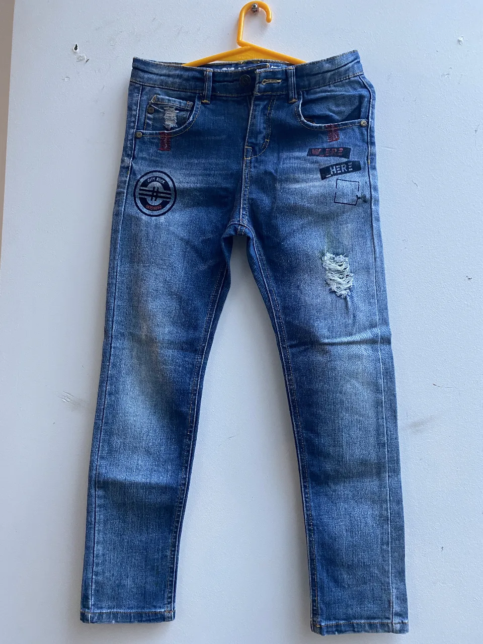 Jean azul para niño, con detalles de roturas y parches. Talle 8. Ideal para un look casual y moderno.  Marca Coniglio