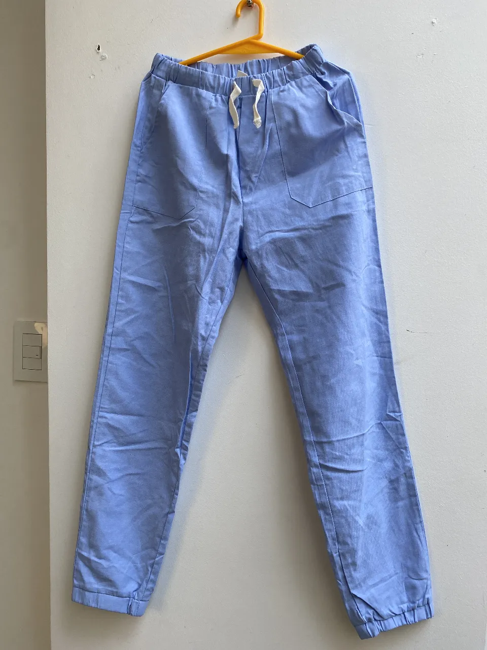 Pantalón suelto de niño, color azul claro, con cintura elastizada y bolsillos. Ideal para un look casual y cómodo.