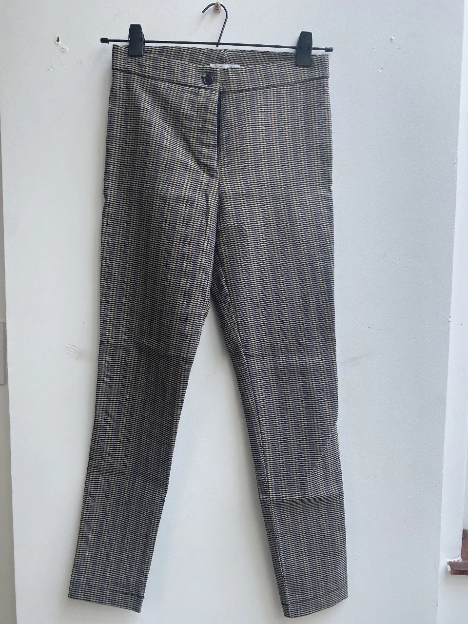 Pantalón sastrero de mujer, con estampado a cuadros en tonos marrones y negros. Talle S, ideal para un look elegante y versátil.
