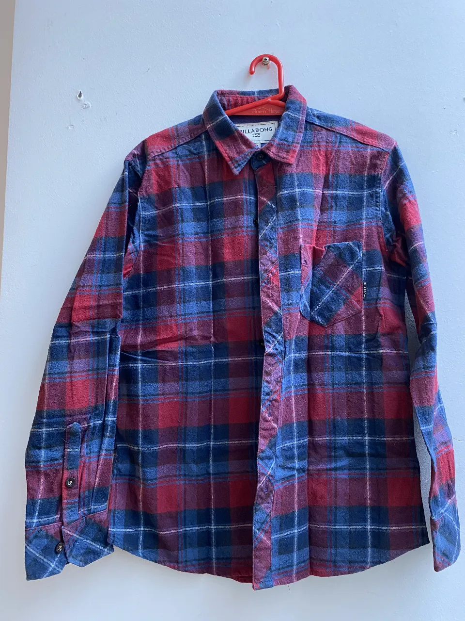 Camisa a cuadros Billabong para niño, manga larga, con bolsillo en el pecho. Ideal para un look casual y abrigado. Marca Billabong. Talle 12