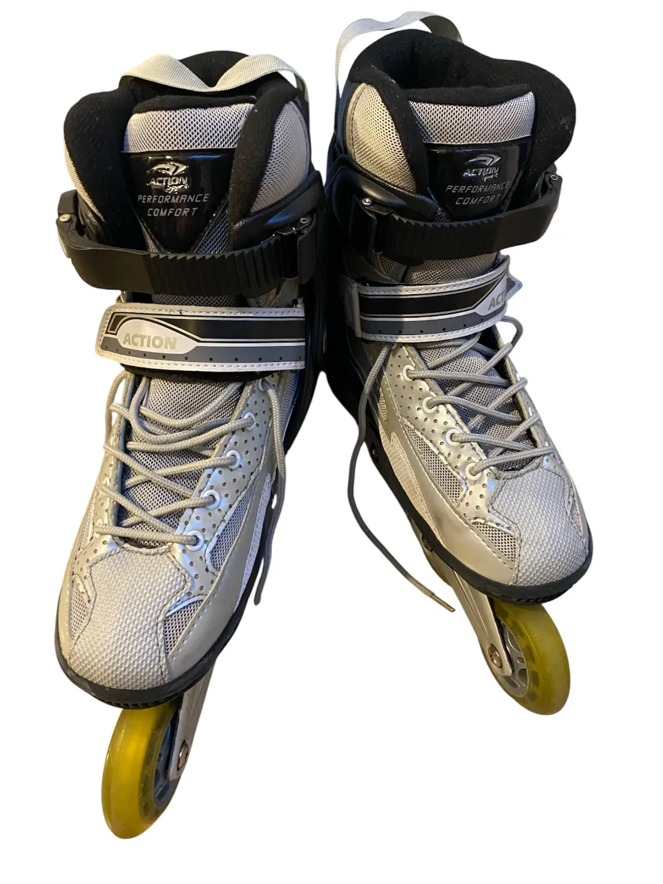 Patines en línea Action Sport, color gris y negro, con detalles en blanco. Ideales para practicar deportes y disfrutar del aire libre. Talle 38. ruedas 80mm. ABEC 7. Impecables. 