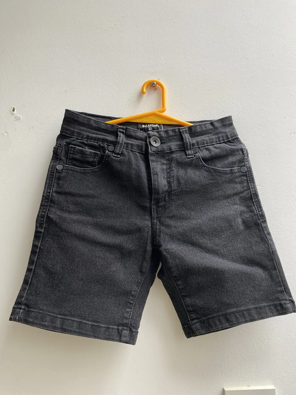 Short de jean gris oscuro de la marca Billabong, talle 10. Ideal para un look casual y moderno.