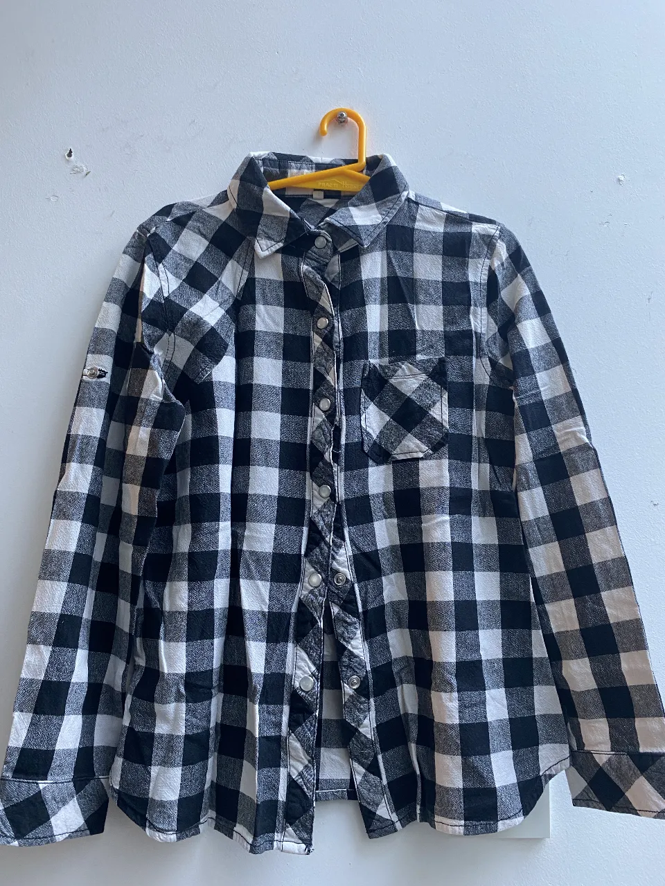 Camisa a cuadros en blanco y negro, ideal para un look casual y versátil. Confeccionada en tela suave y cómoda, perfecta para usar en cualquier ocasión.